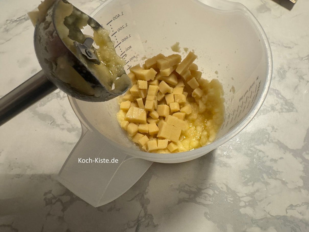 gebe die Marzipanstücke mit in den Messbecher