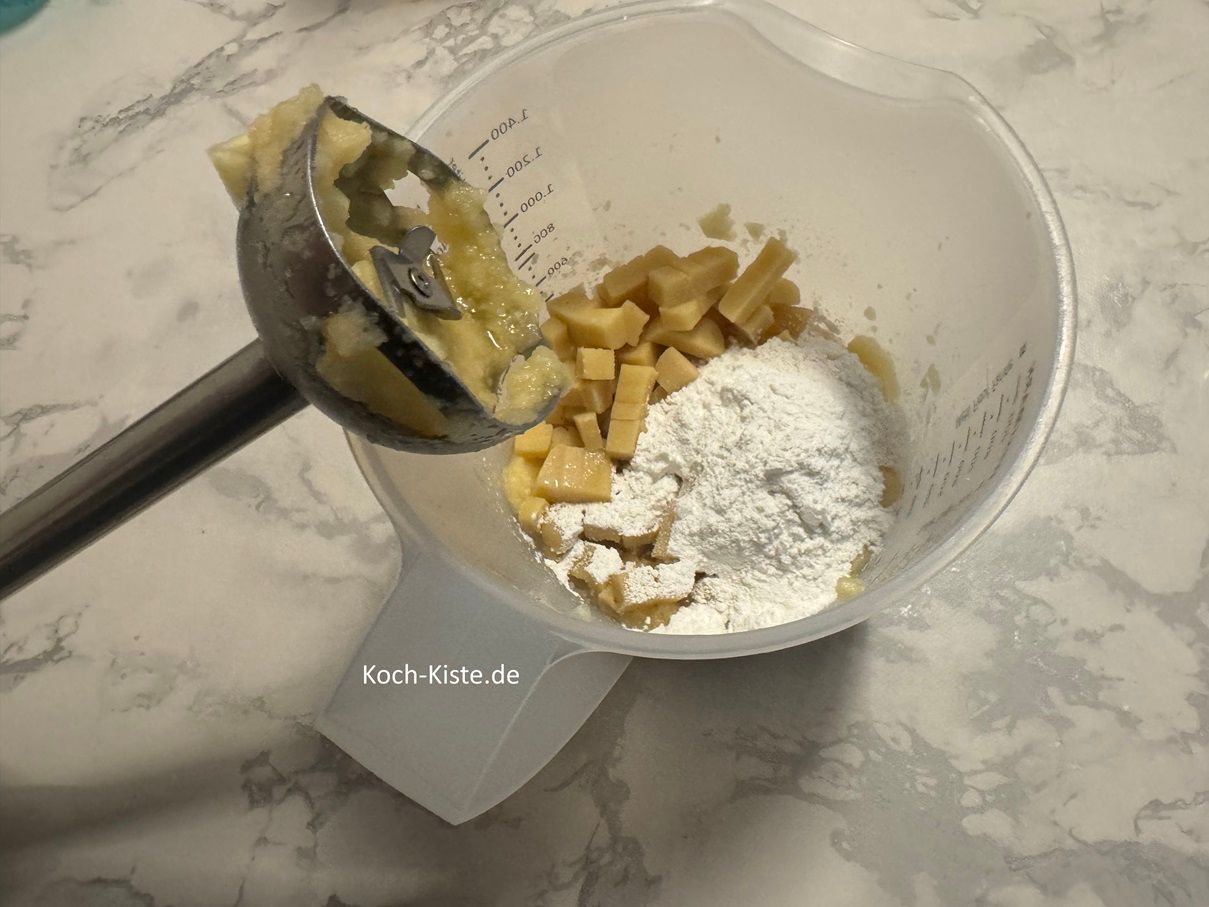 jetzt gebe 1 Teelöffel Amaretto Likör und die Tüte Gelierzucker OHNE kochen mit in den Messbecher