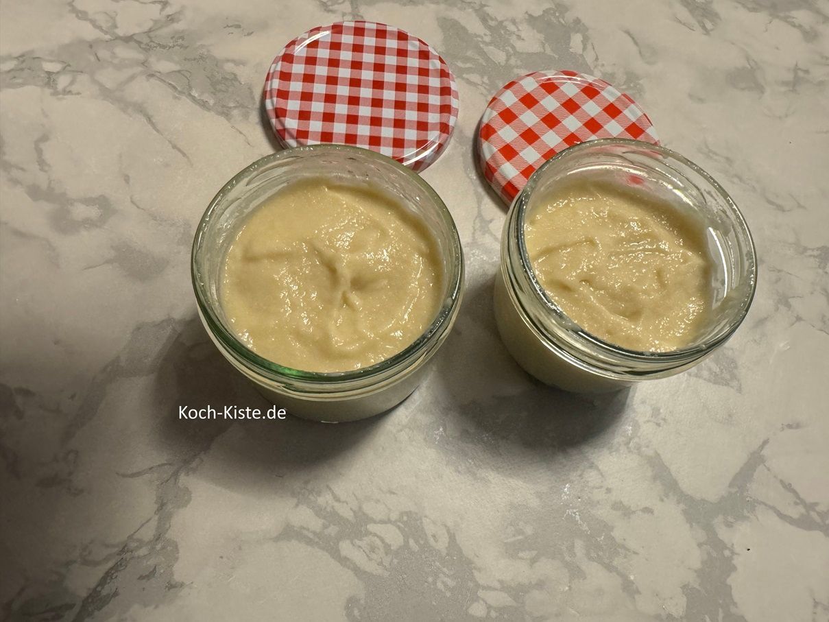 und fülle mit Hilfe eines Teiglöffels die Apfel Marzipan Marmelade in die Gläser