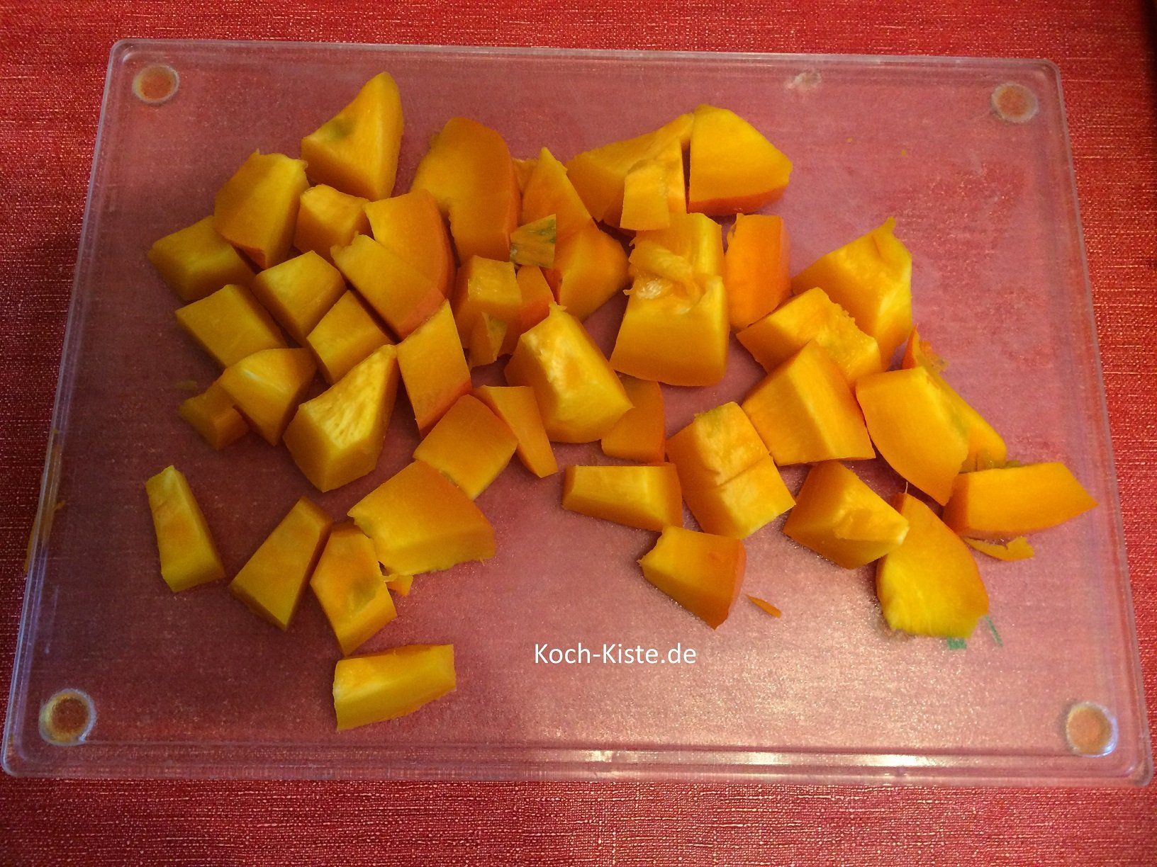 schneide den Kürbis in kleine Stücke