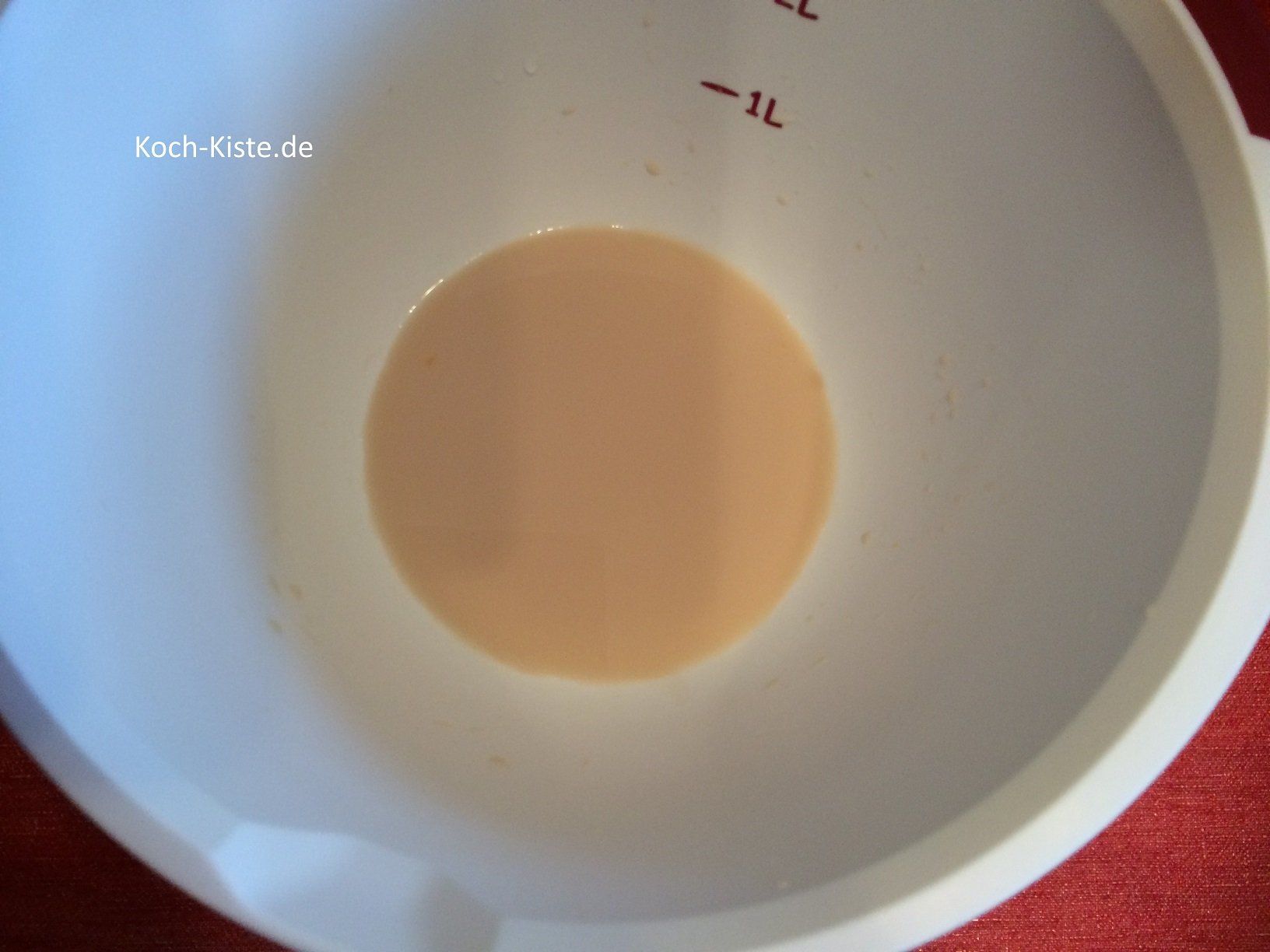 gebe das lauwarme Wasser un die Hefe in eine Rührschüssel und löse die Hefe auf