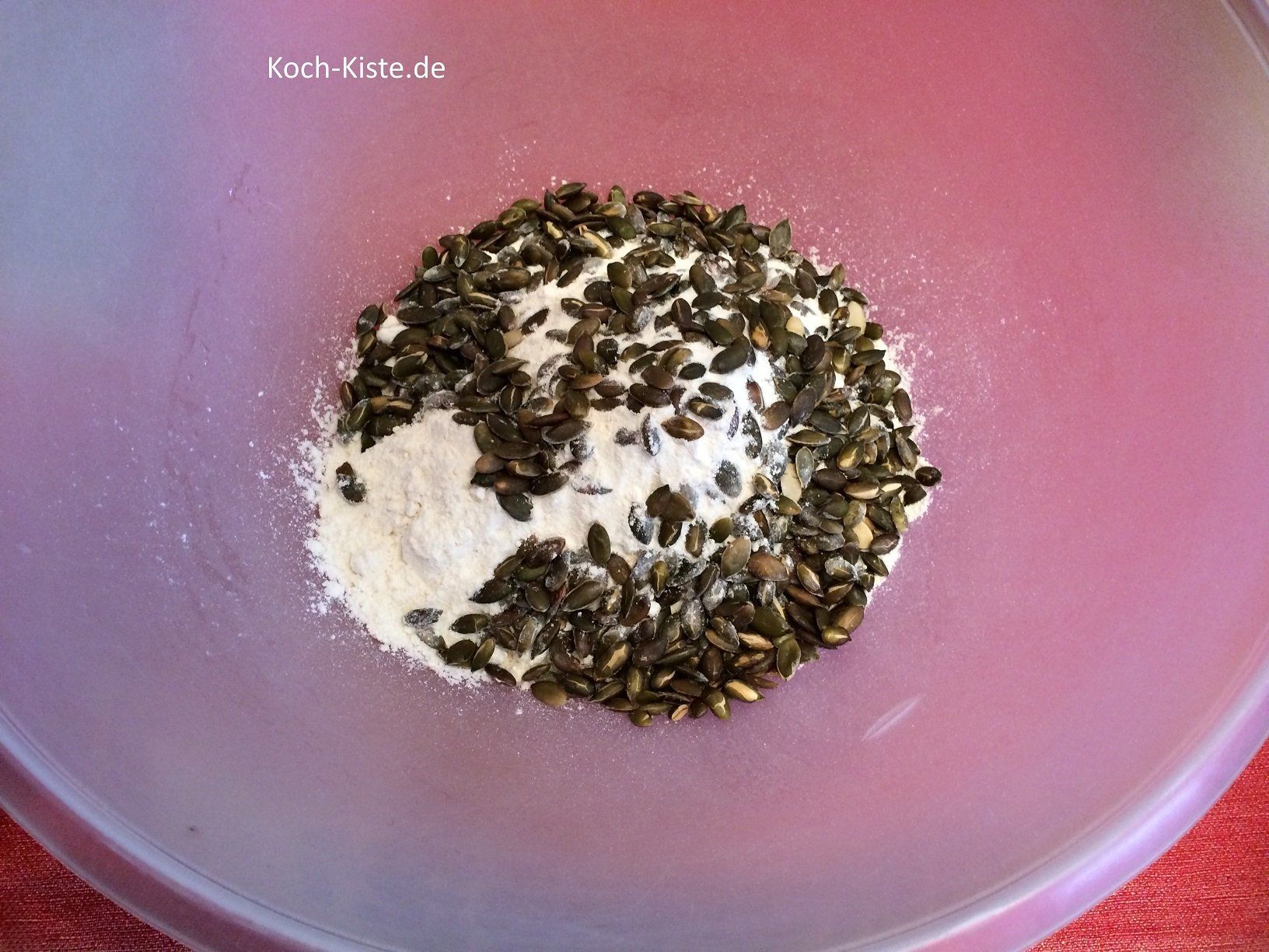 gebe die gerösteten, abgekühlten Kürbiskerne mit in die Rührschüssel