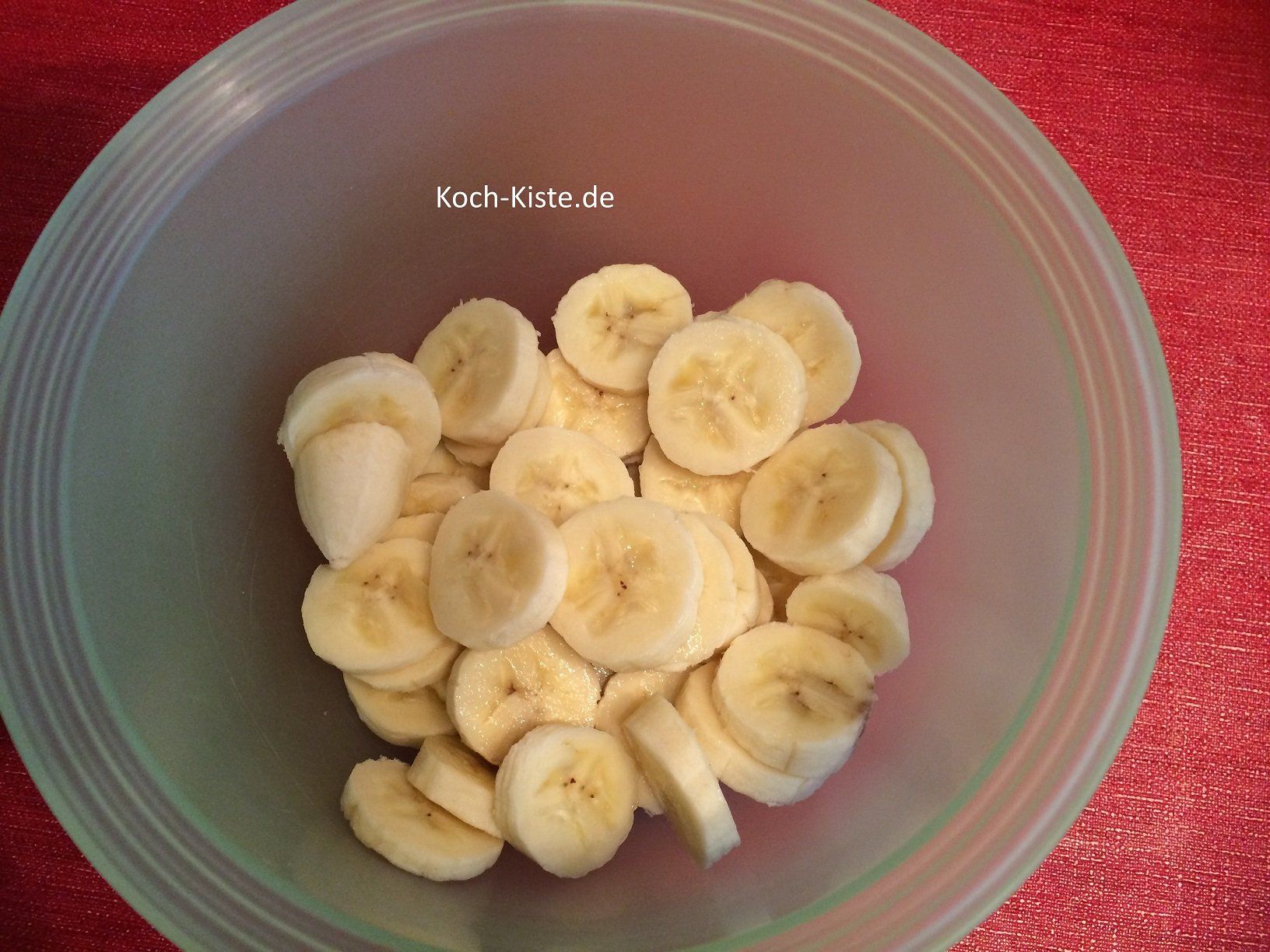 die Bananen von der Schale befreien und in Scheiben schneiden