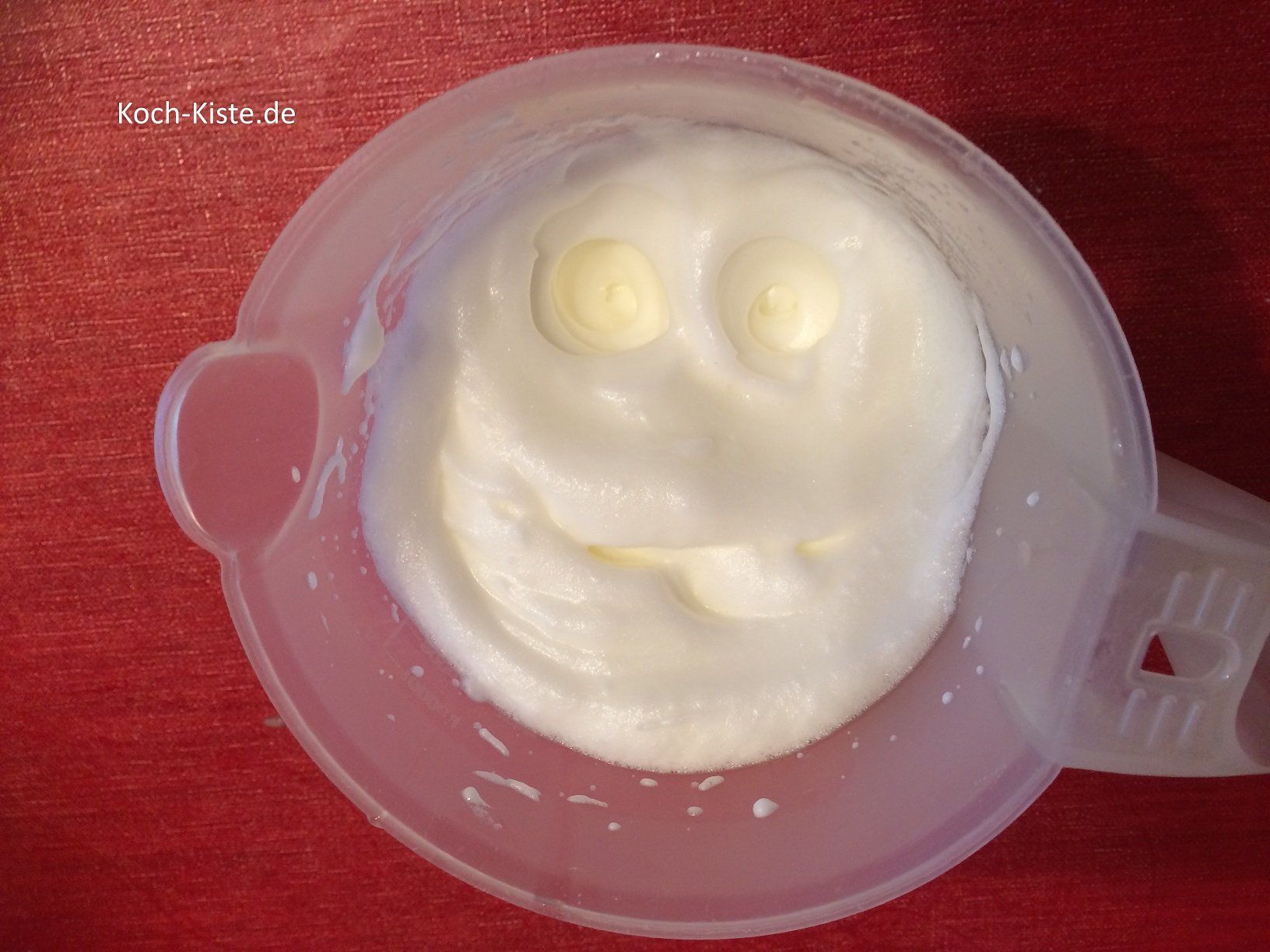 schlage die 4 Eiweiß zu Eischnee