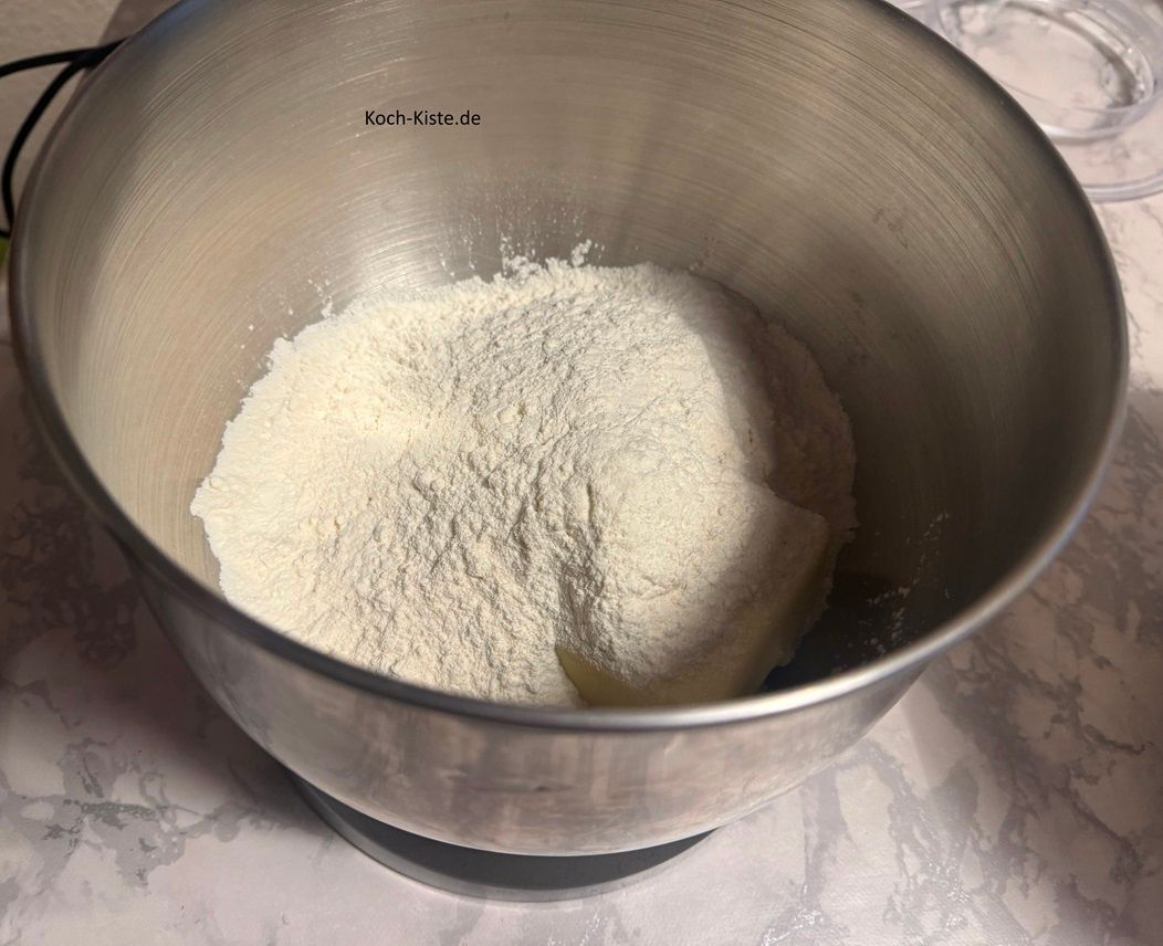 dann stelle die Rührschüssel auf die Küchenwaage auf 0 und wiege 350 g Dinkelmehl hinein