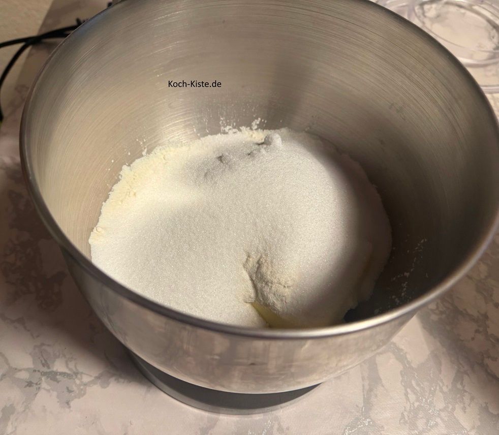 Küchenwaage wieder auf 0 und nun kannst Du 180g Zucker abwiegen