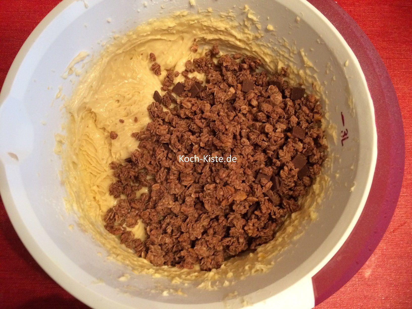 wiege die benötigte Menge Schokoknupermüsli ab und schütte sie mit in die Rührschüssel