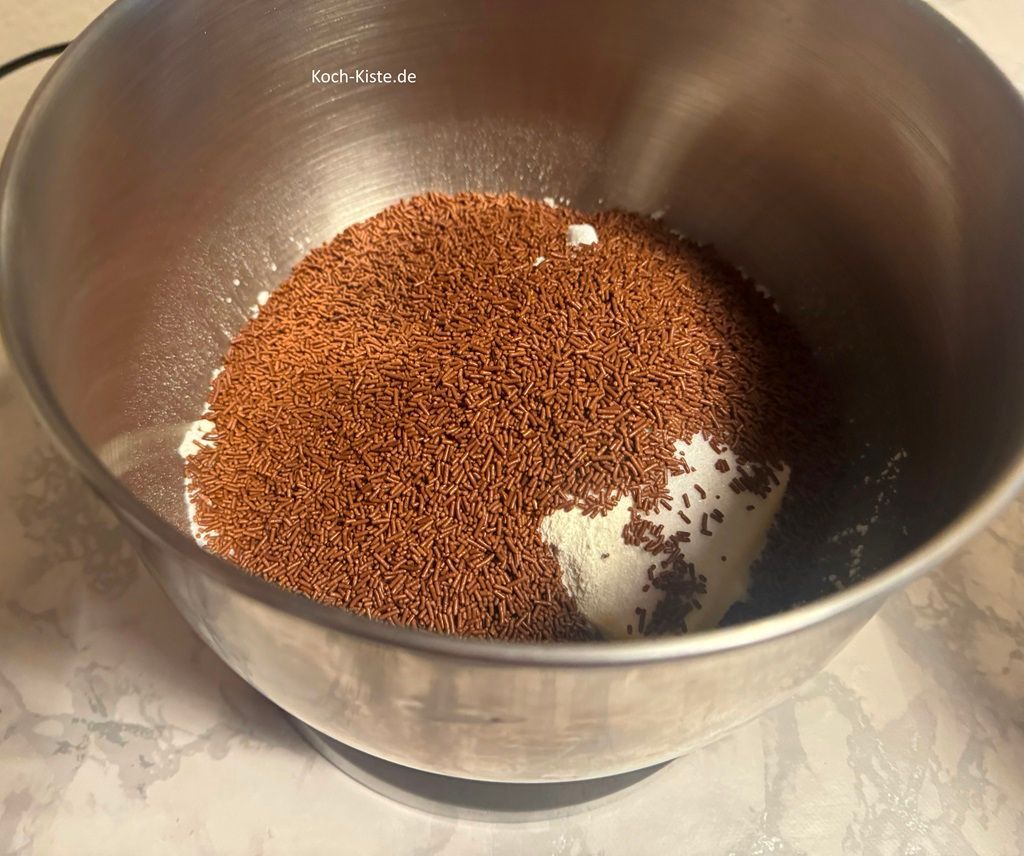 Küchwaage wieder auf 0 und Du kannst 150 g Schokostreusel abwiegen