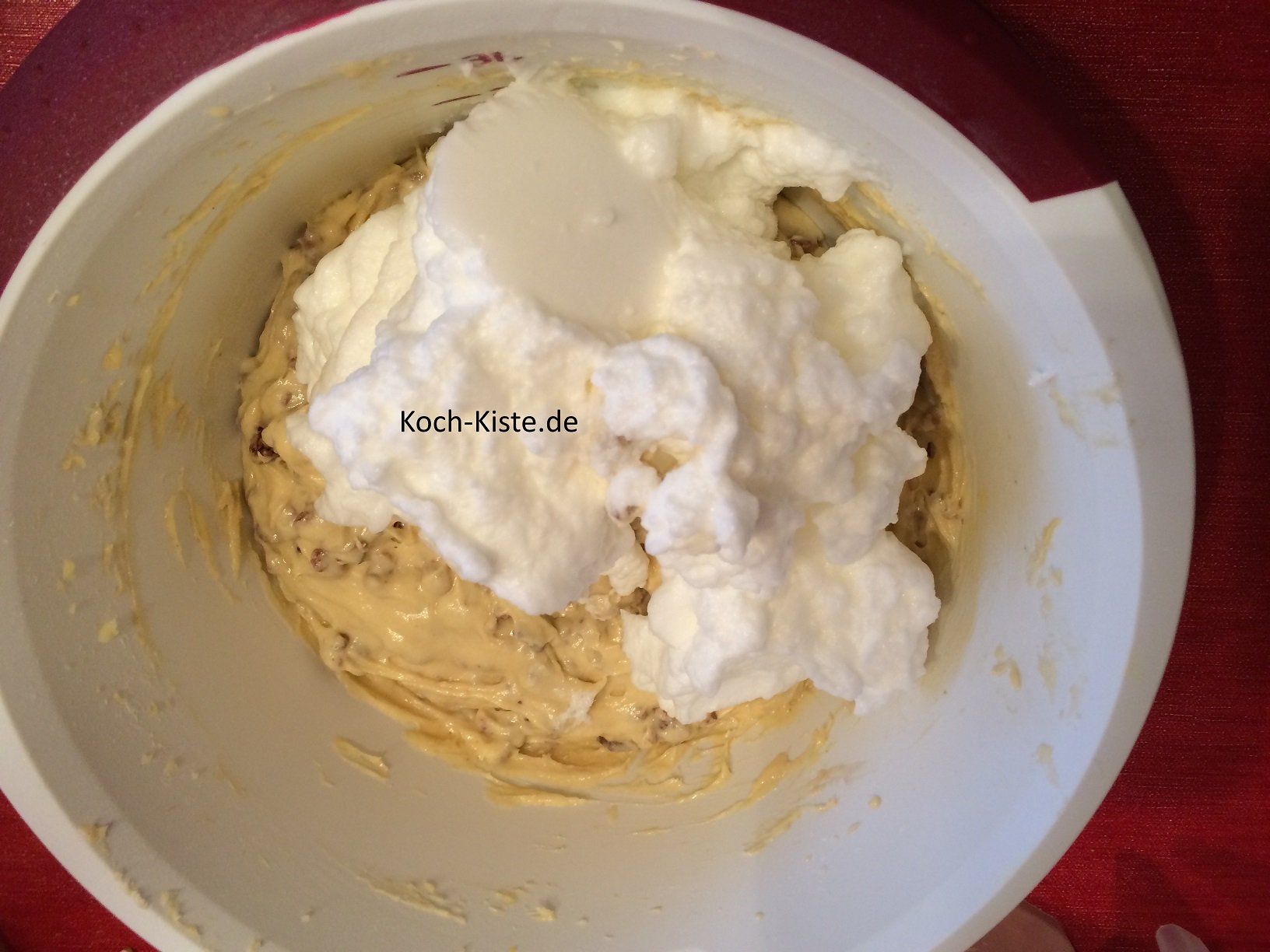 hebe das Eiweiß mit Hilfe eines Teiglöffels vorsichtig unter den Teig