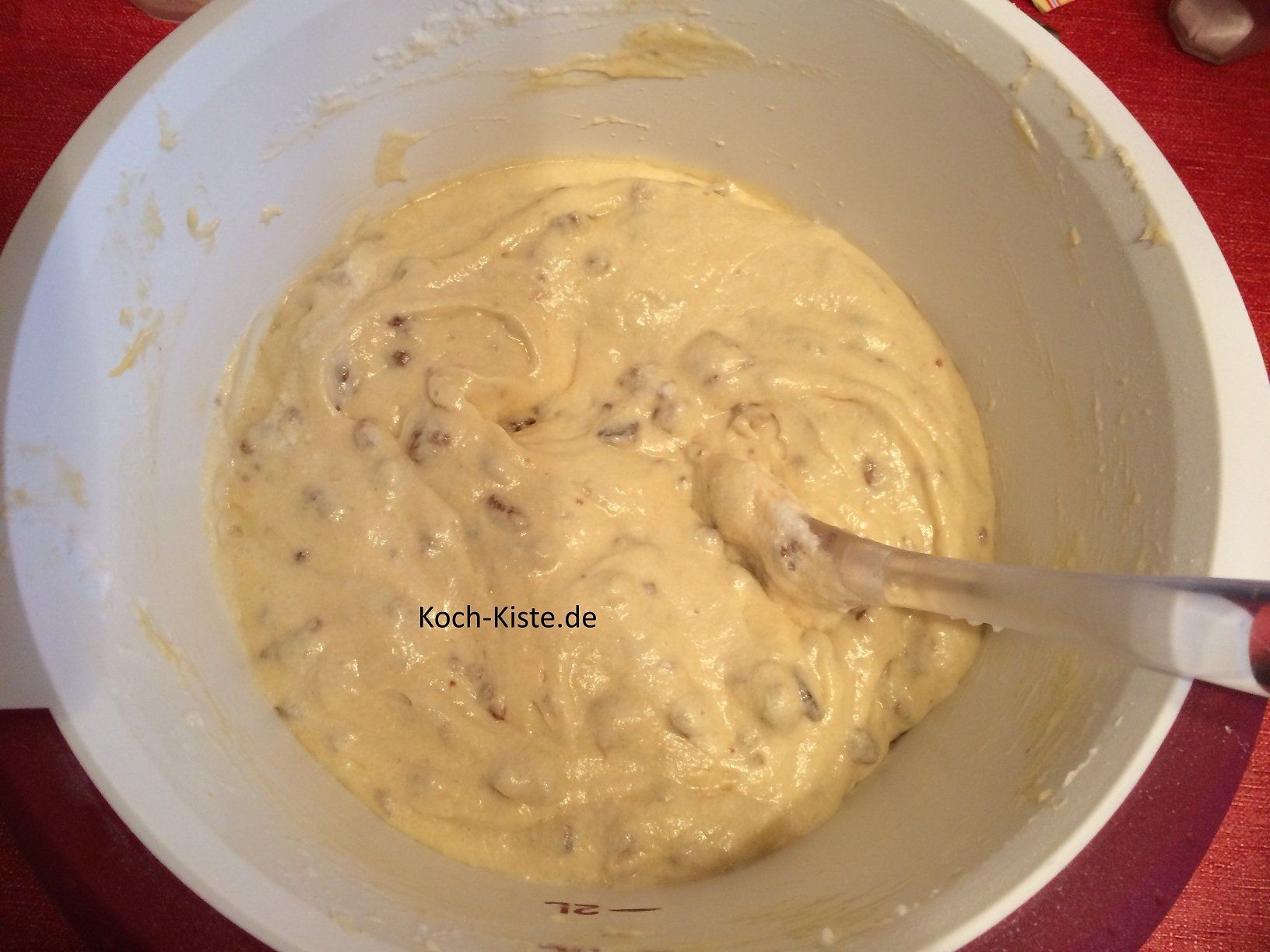 den Eischnee vorsichtig mit einem Teiglöffel unter heben