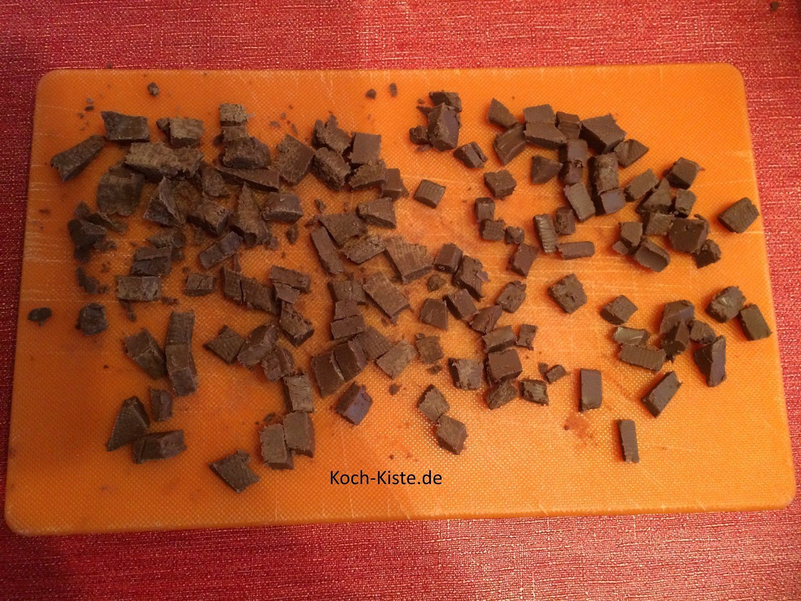 Nougat in sehr kleine Stücke schneiden