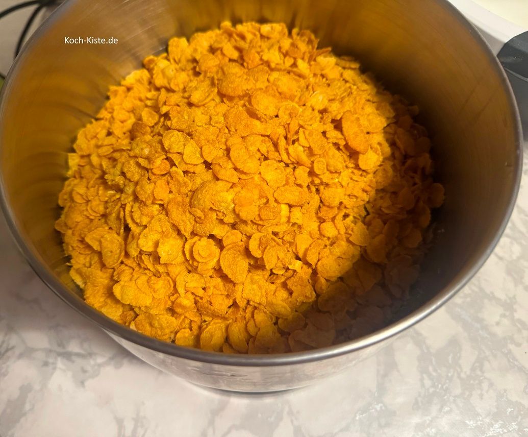 und schütte sie mit in die Rührschüssel