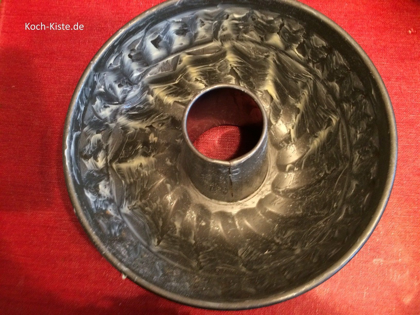 fette die Gugelhopfkuchenform ein