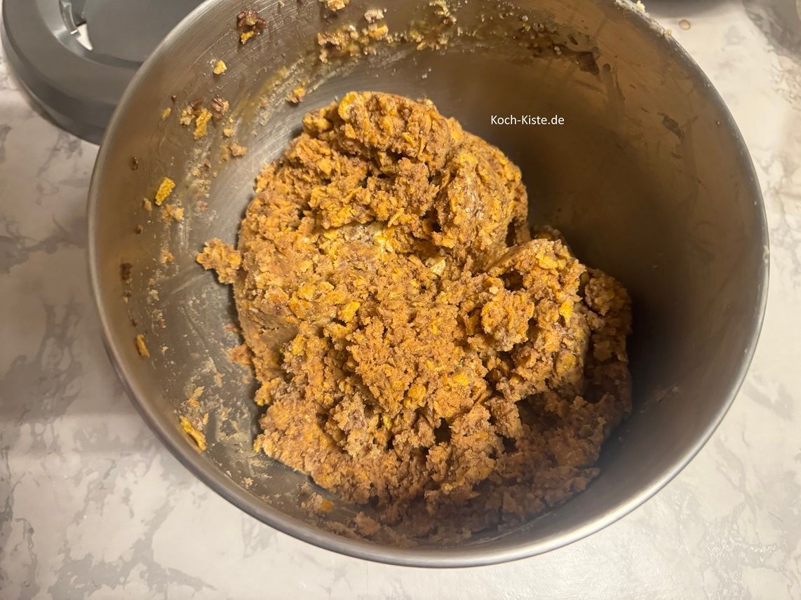 als nächstes verrühre mit der Knetmaschiene oder dem Handrührgerät alle Zutaten miteinander