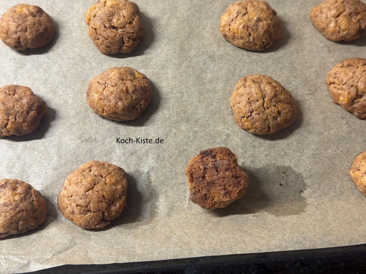 nach 13 Minuten kontrolliere die Knusper Kekse , indem Du mit einer Kuchengabel einen Keks umdrehst. Die Keksunterseite soll leicht gebräunt sein .