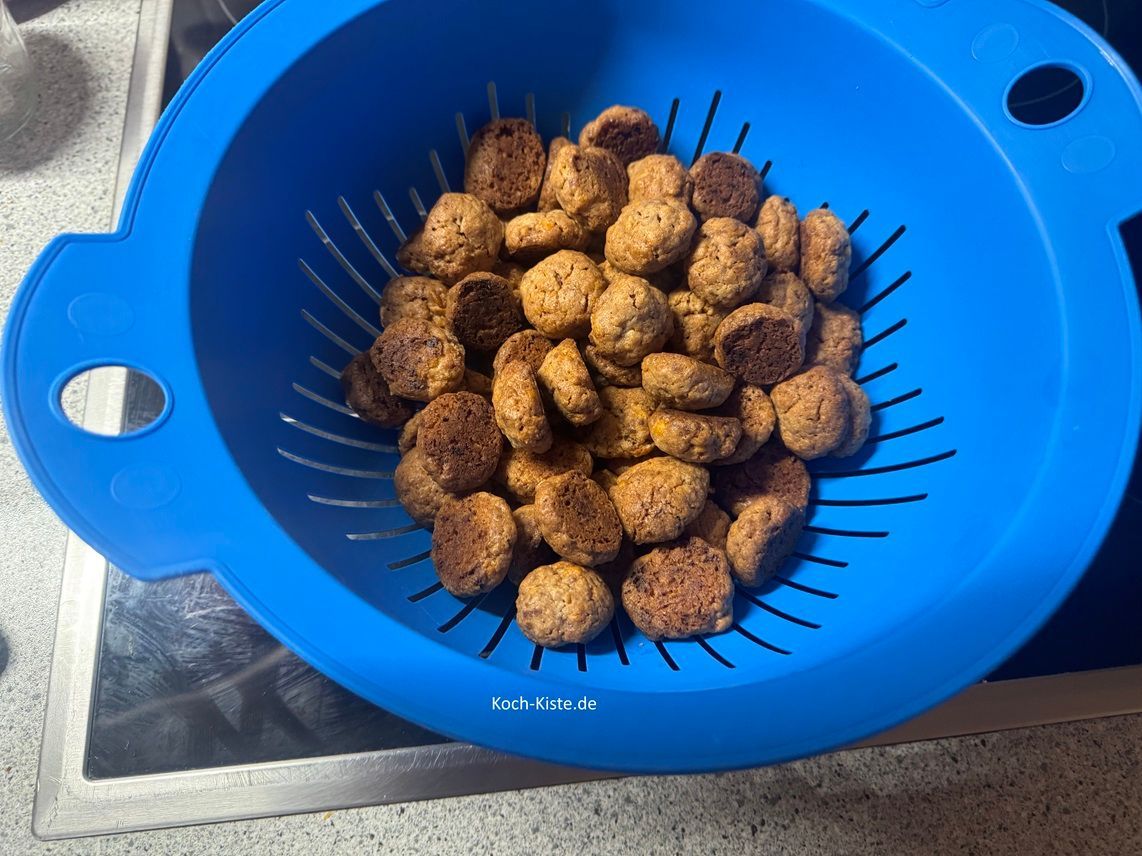 gebe die (Schoko) Knusper Kekse in eine Küchensieb zum vollständigem Abkühlen.