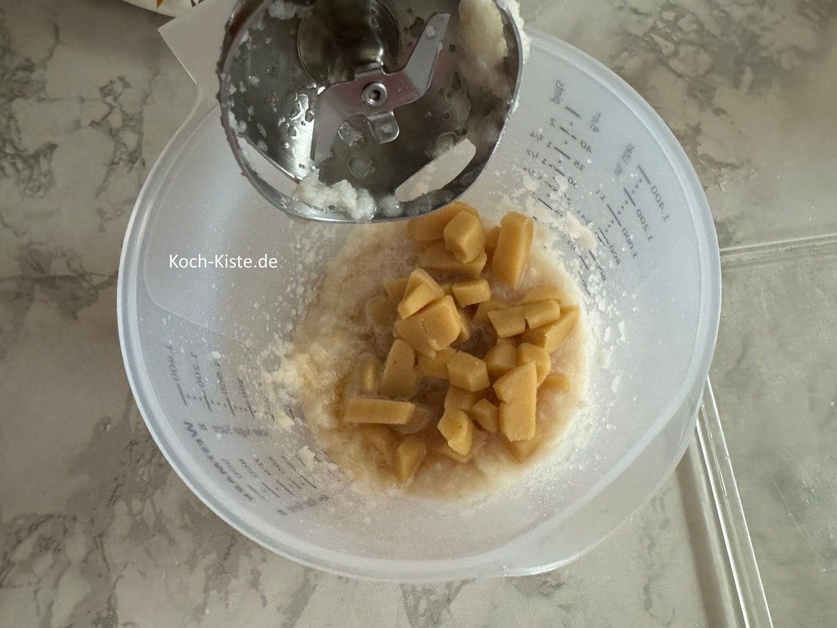 gebe die Marzipanstücke mit in den Messbecher. Dann kommt 1 Teelöffel Amaretto Likör hinzu. Püriere alles ganz kurz an