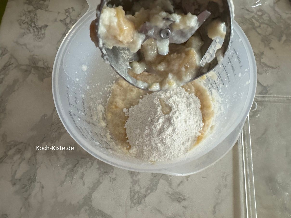 jetzt schütte 1 Packung Gelierzucker OHNE Kochen mit hinzu und püriere alle Zutaten 1 Minuten lang - fertig :-)