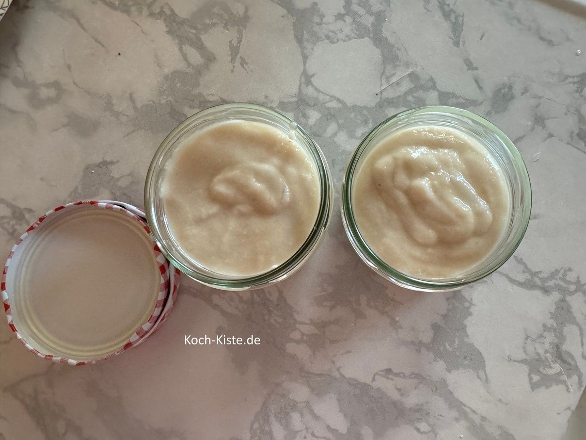 fülle die fertige Nashi Marzipan Marmelade in die 2 vorbereiteten Gläser