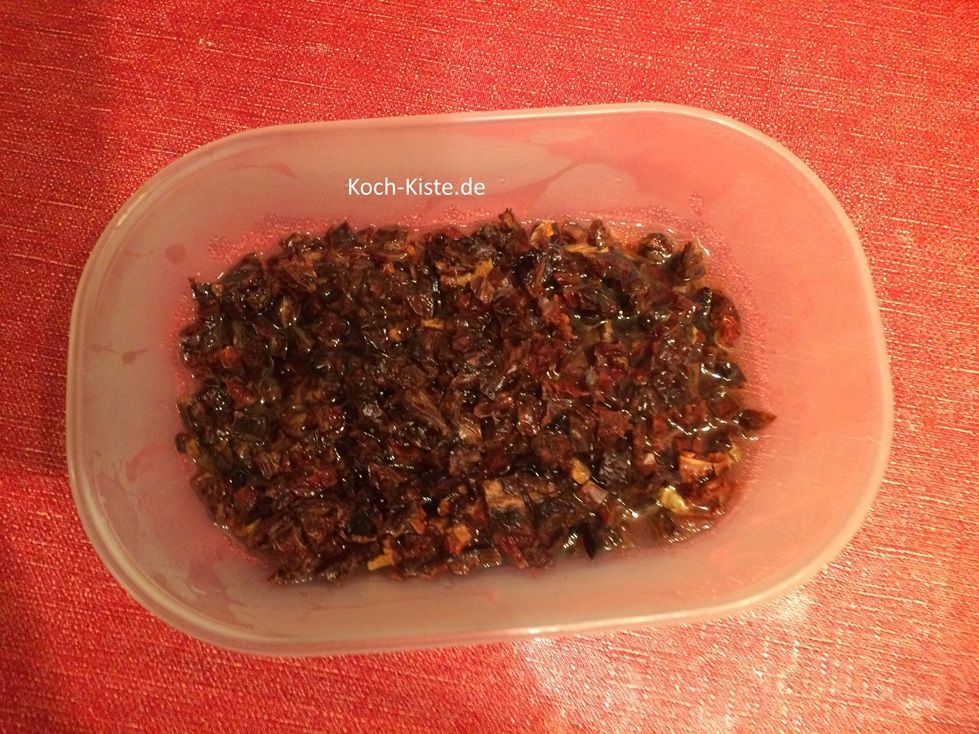 dann gieße heißes Wasser über die Tomatenstücke und lasse alles etwas durchziehen