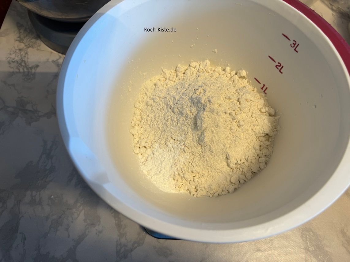 beginne damit eine Rührschüssel auf die Küchenwaage - auf 0 - zu stellen und 200 g Dinkelmehl abzuwiegen