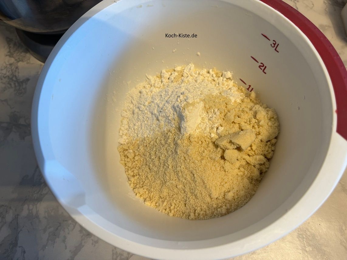 stelle die Küchenwaage wieder auf 0 und wiege die gemahlenen Mandeln ab