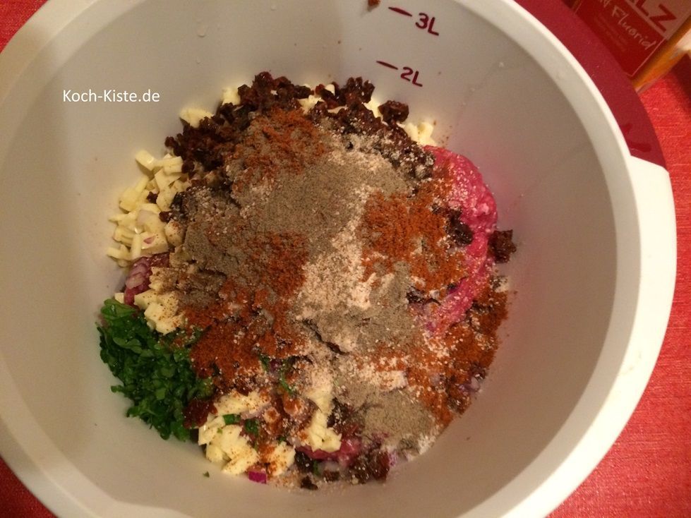 dann kommen Paniermehl, die Tomatenstücke, 1 Teelöffel Salz, 1 Teelöffel Pfeffer und 3 gute Teelöffel Paprikapulver edelsüß dazu