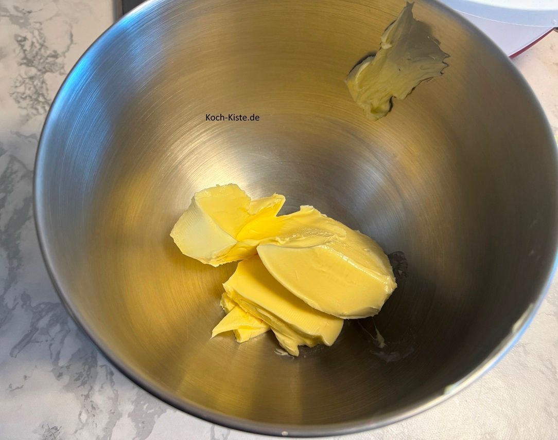 stelle die Knetschüssel auf die Küchenwaage auf 0 und schubse mit dem Messer die 340 g Butter hinein