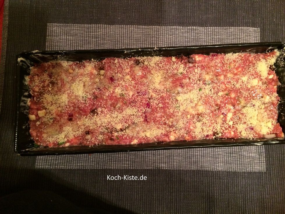 gebe die 2 Esslöffel Paniermehl gleichmäßig oben auf und dann die 3 Esslöffel geriebenen Parmesankäse