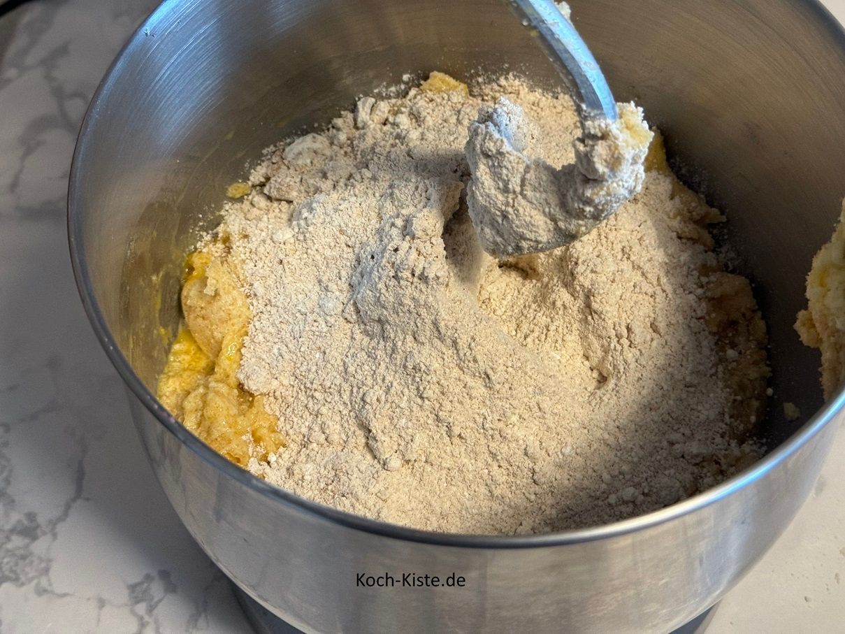 schütte die Mehlmischung mit in die Knetschüssel