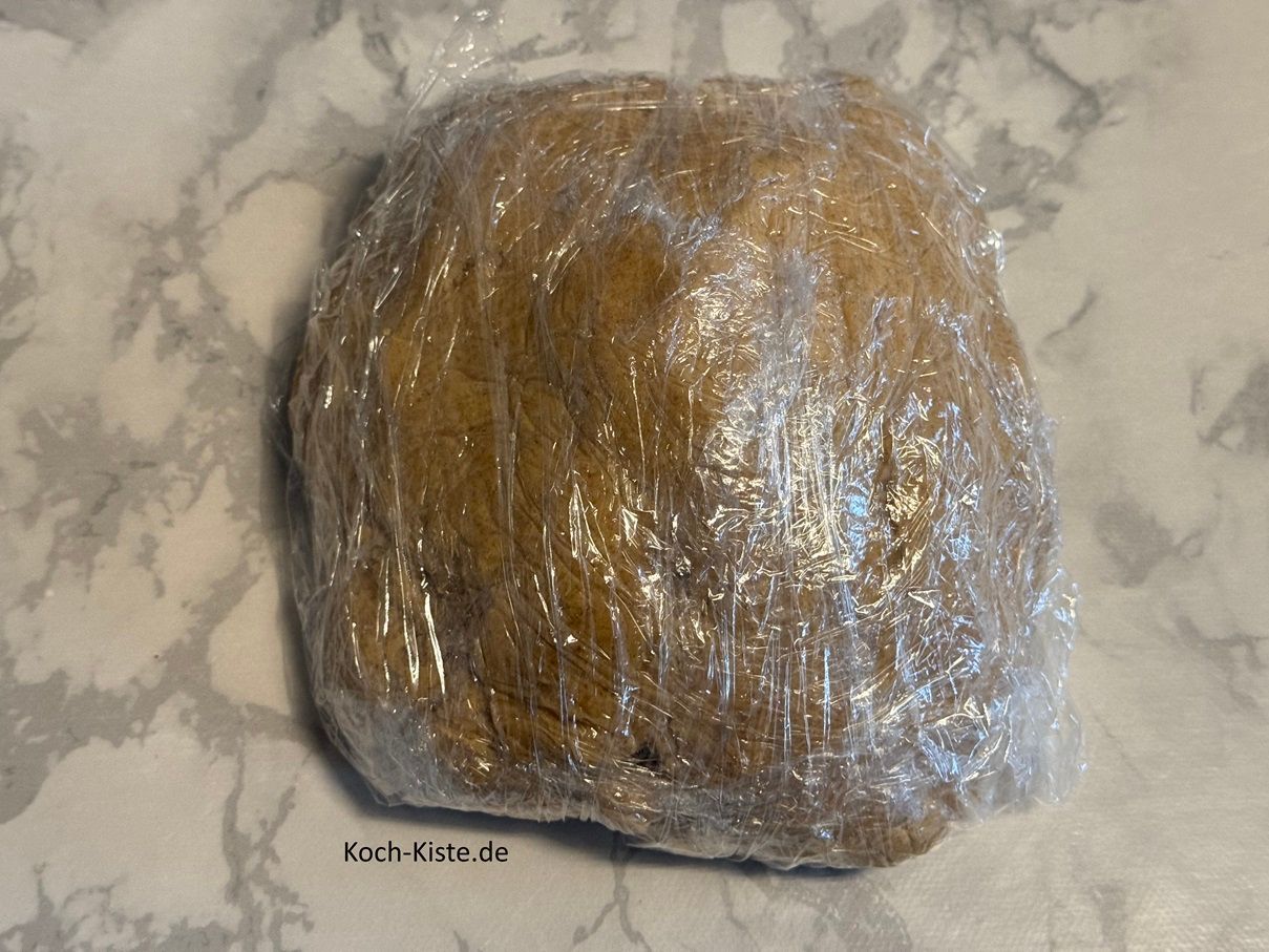 wickel den Teig gut in der Klarsichtfolie ein und lege ihn für mindestens 1 Stunde in den Kühlschrank