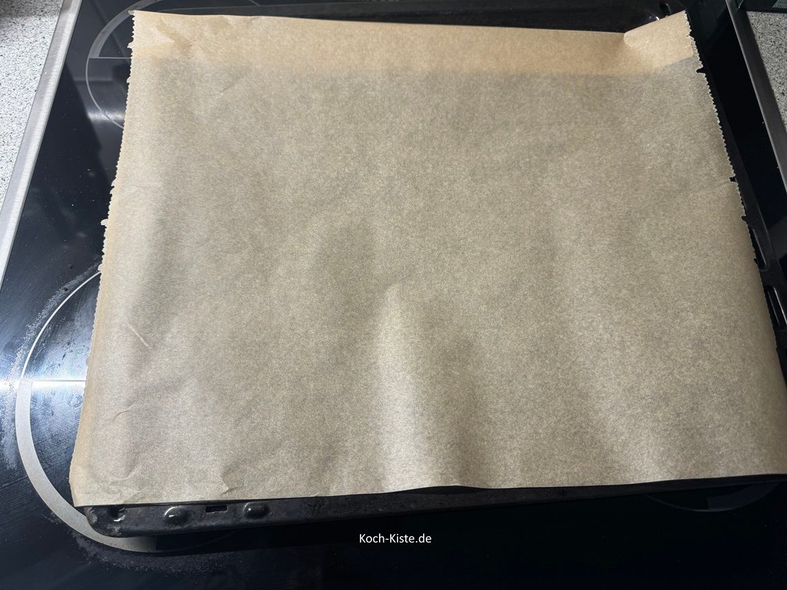 belege beide Backbleche mit Backpapier