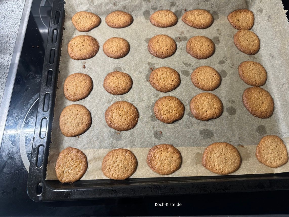 die einfachen Spekulatius Kekse gehen beim Backen sehr auseinader.