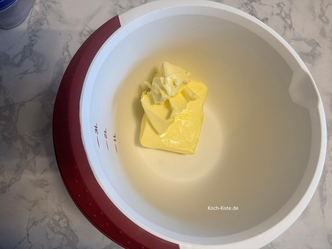 stelle die Rührschüssel auf die Küchenwaage auf 0 und schubse mit einem Messer 150 g weiche Butter hinein