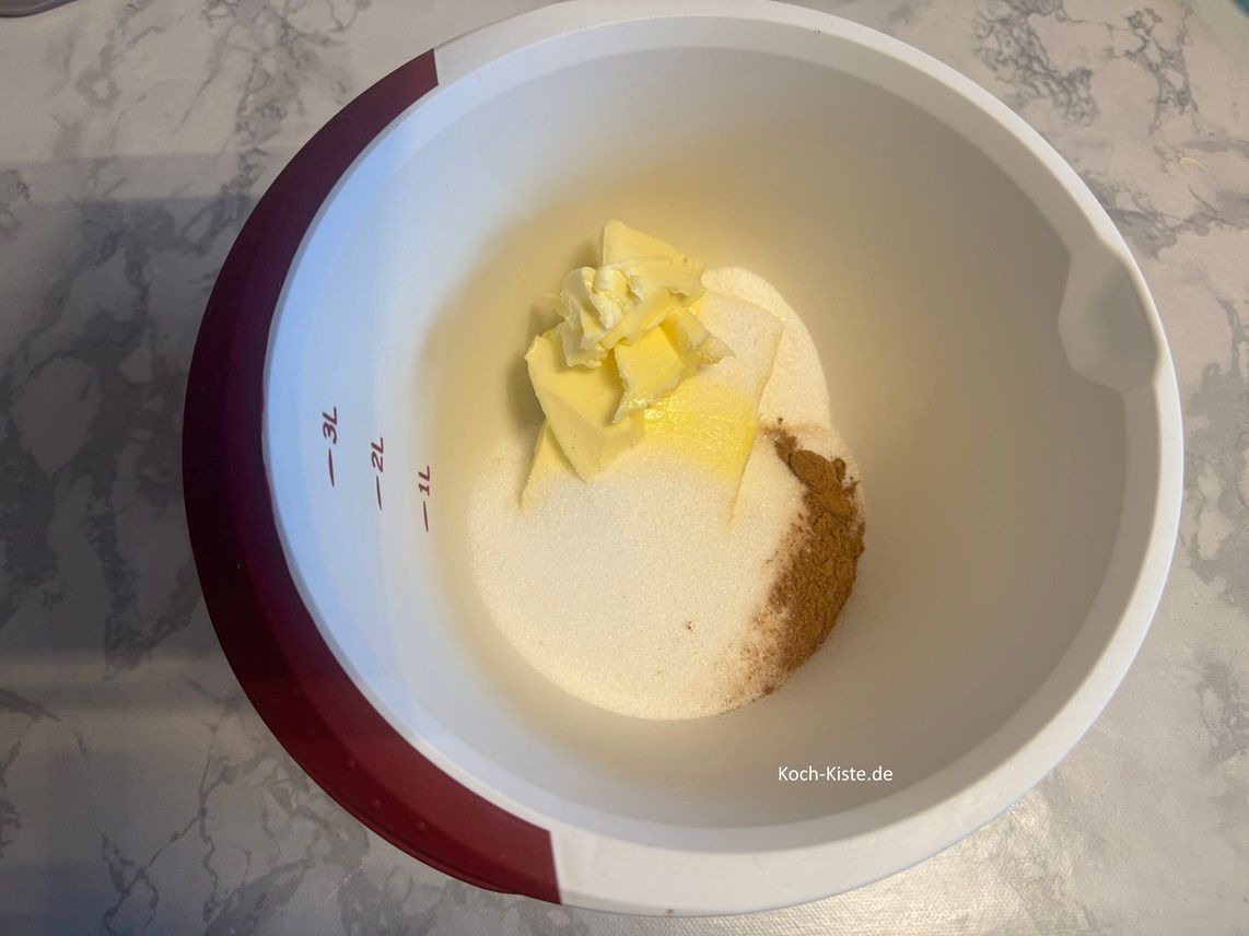 stelle die Küchenwaage wieder auf 0 und wiege 100 g Zucker ab. Danach gebe 1 Prise Salz, 1 Päckchen Vanillinzucker und 1/2 Teelöffel Zimt hinzu