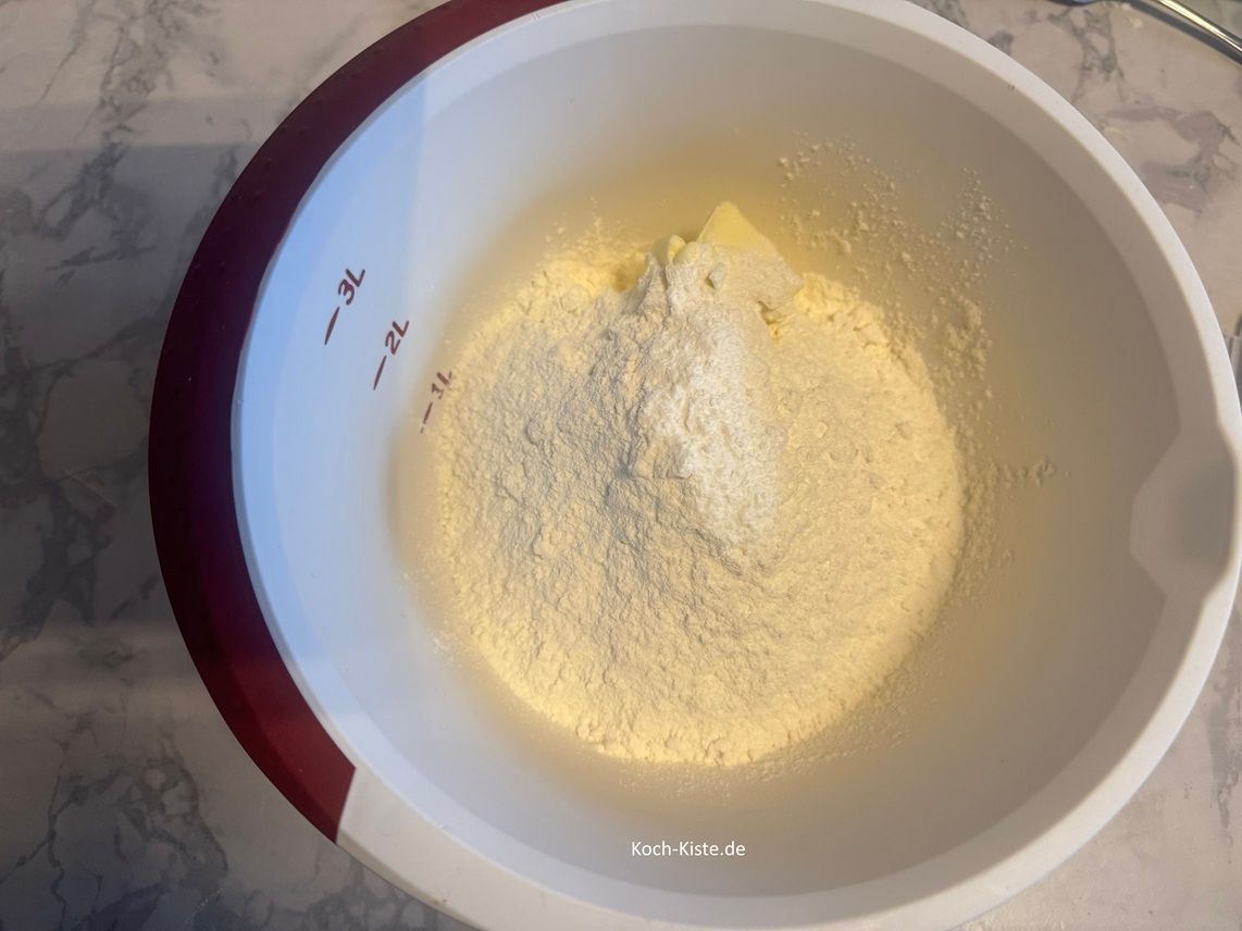 stelle die Küchenwaage erneut auf 0 und wiege 180 g Dinkelmehl 630 ab