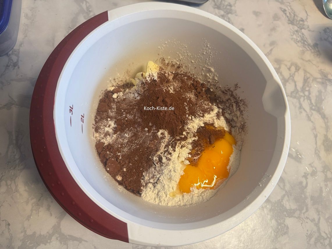 das Eigelb kommt mit in die Rührschüssel