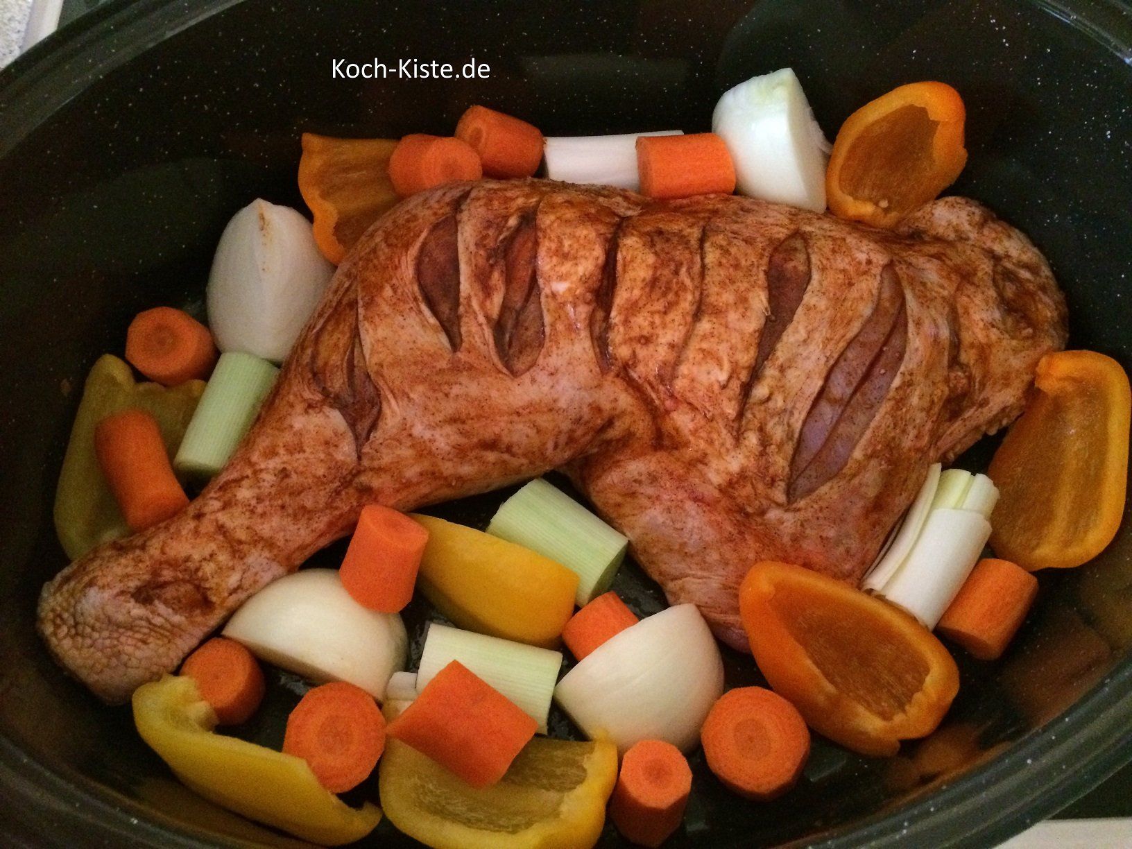 lege die Putenoberkeule in einen Bräter und gebe das Gemüse drum herum