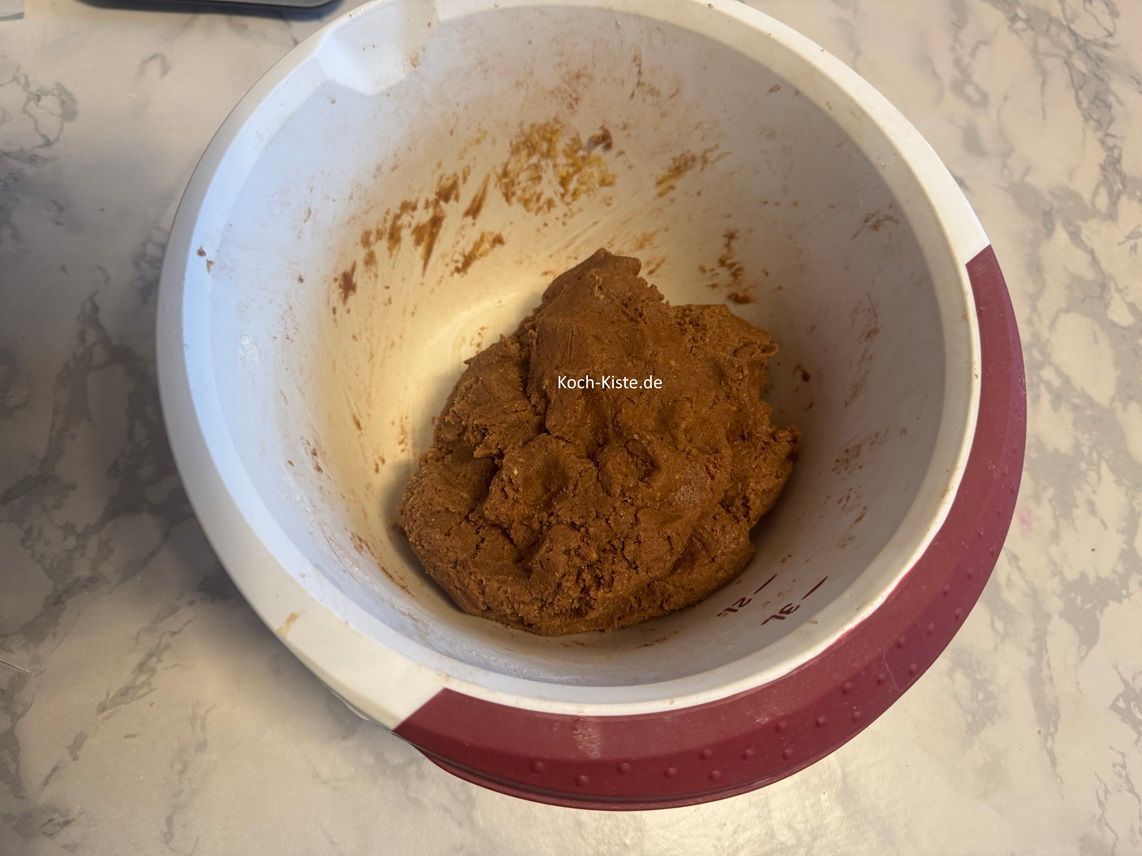 ziehe Dir Vinyl-Einmalhandschuhe an und verknete alle Zutaten zu einem glatten Teig. Du kannst auch eine Knetmaschine oder ein Handrührgerät verwenden.