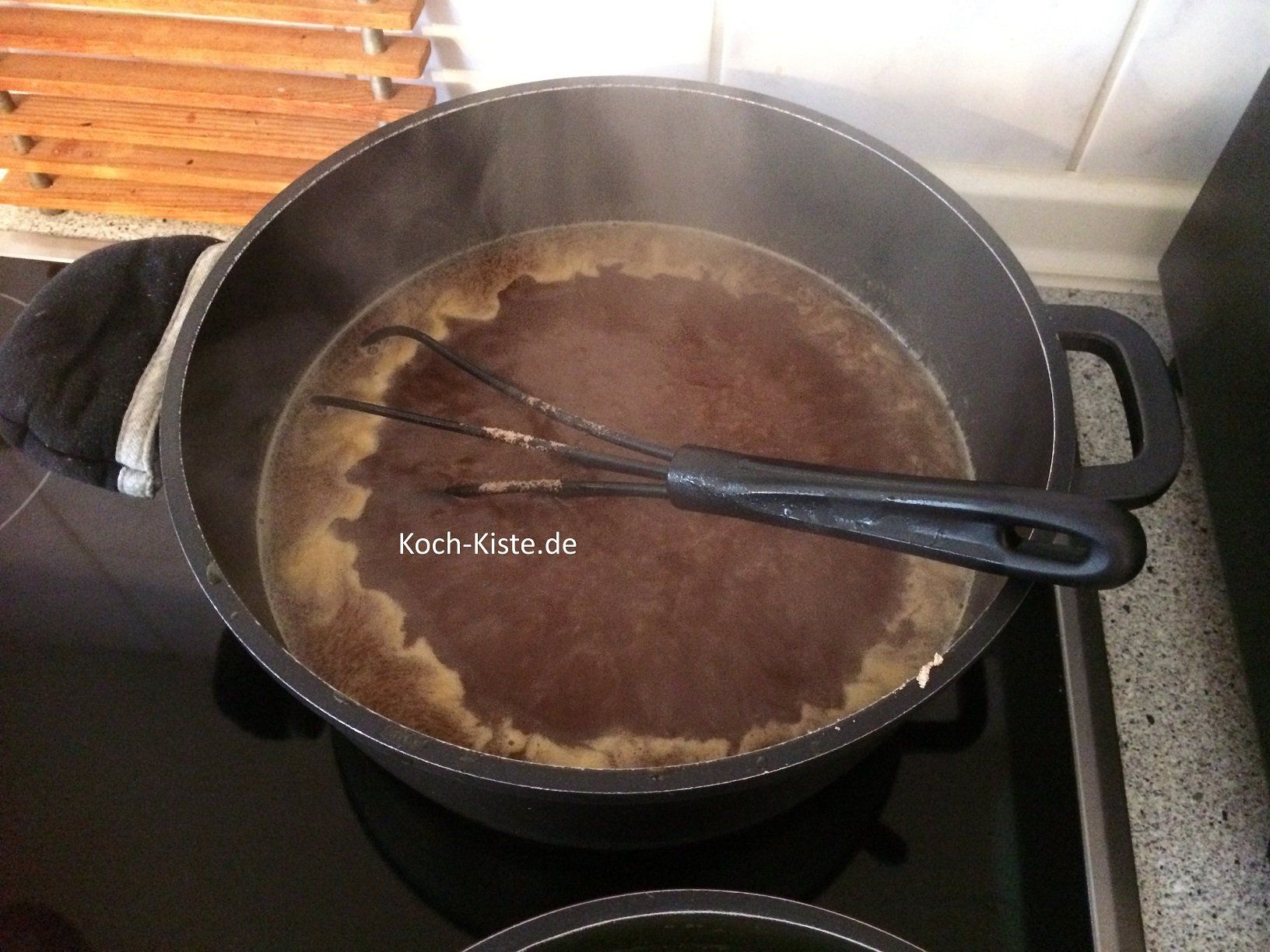 lasse die Soße aufkochen und dicke sie an