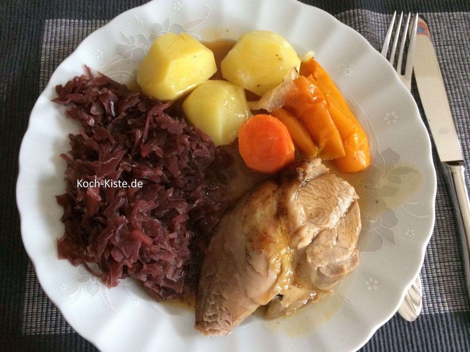 fertig gebratene Putenoberkeule mit Beilagen