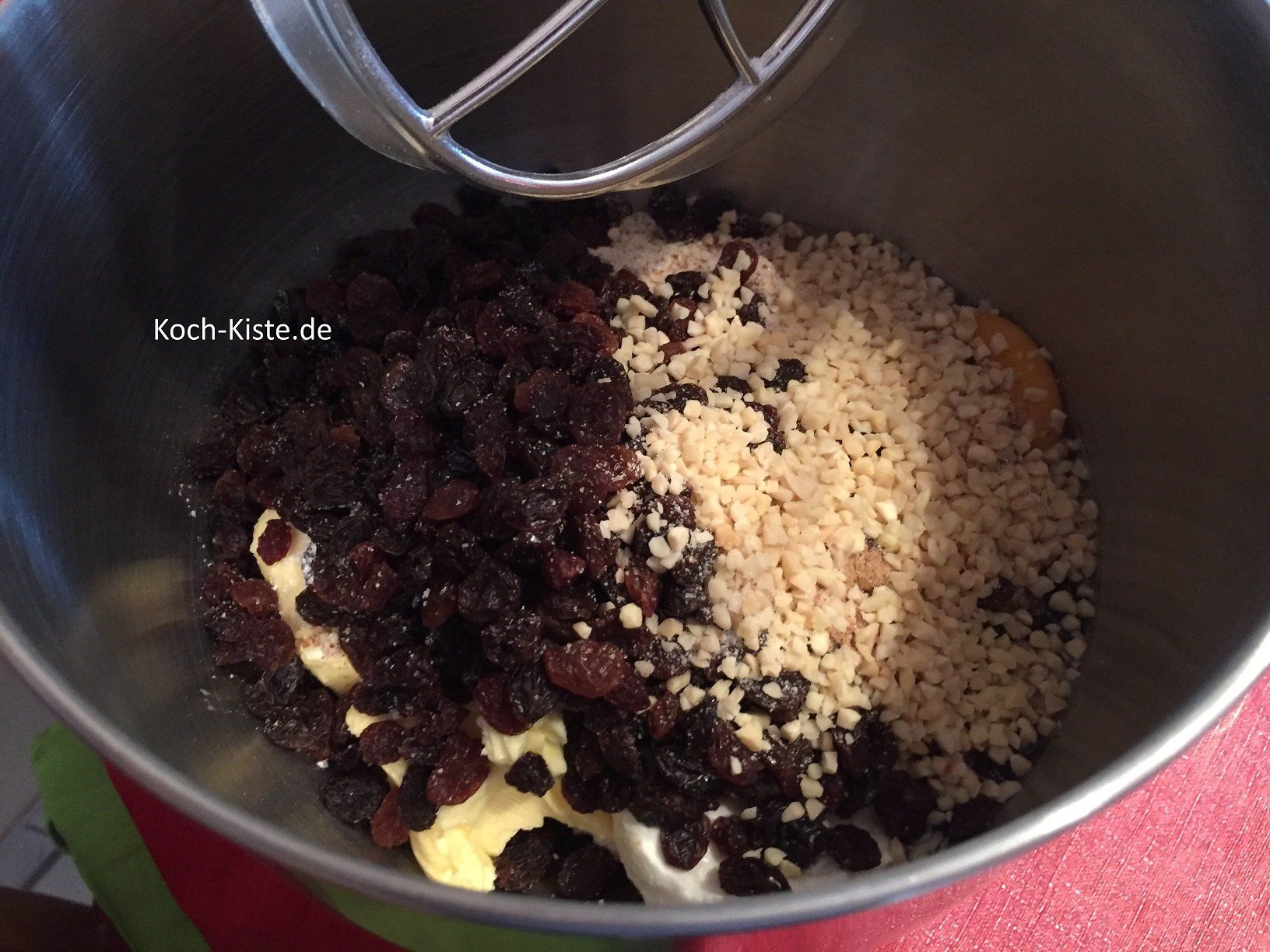dazu kommen die gemahlenen Mandeln, die gehackten Mandeln und Rosinen