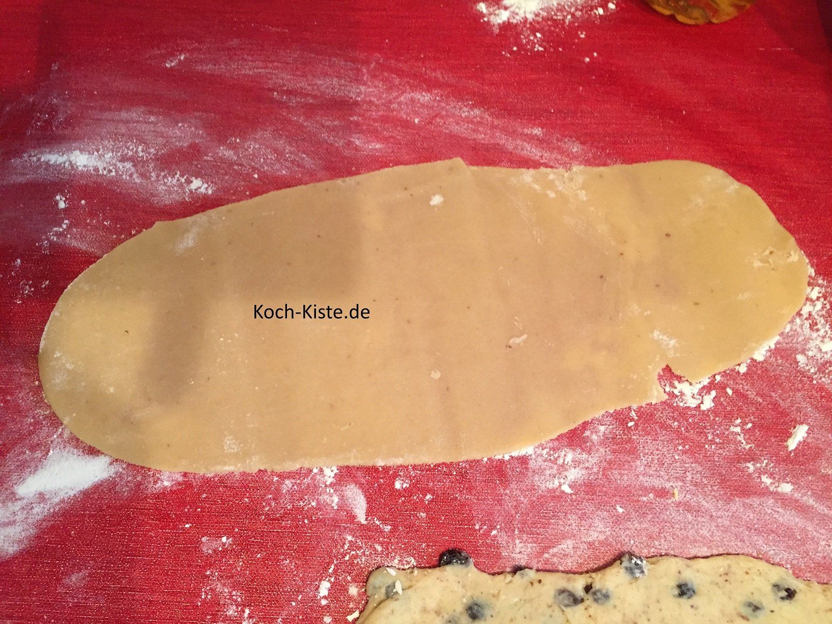 jetzt wird die Marzipan-Rohmasse ausgerollt auf ca. 40 cm lang und 12