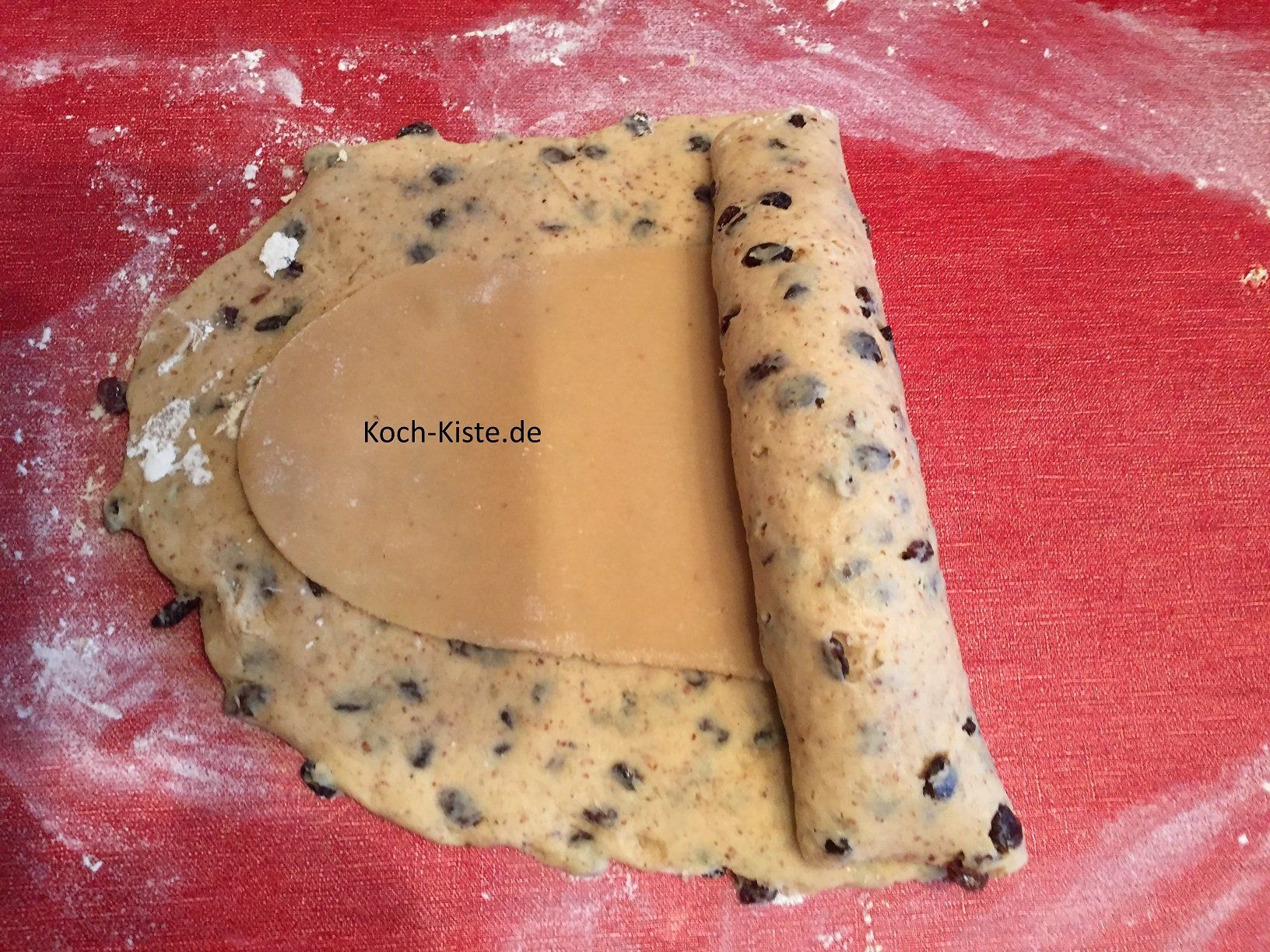 rolle von der Außenkante ganz vorsichtig, den Teig auf