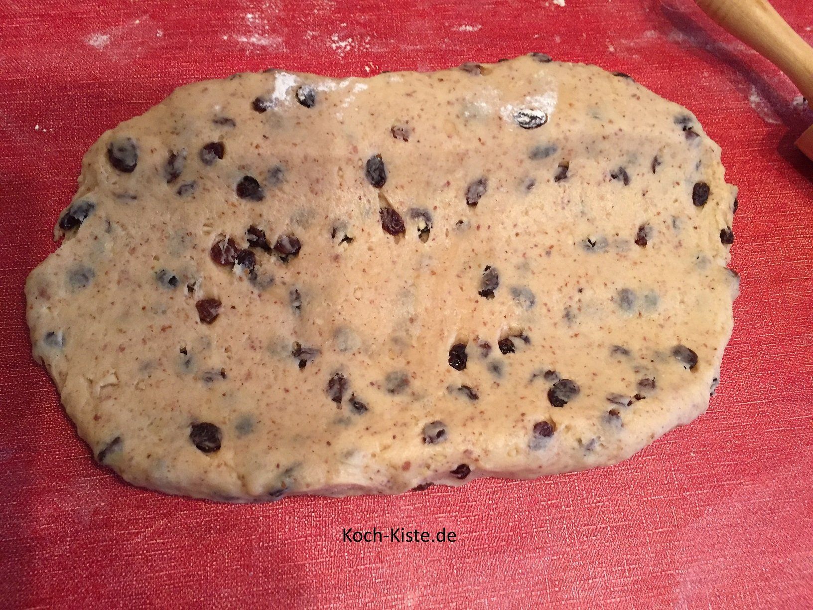 Rolle nun 2/3 der Teigmenge etwas nach vorne aus, so dass der hintere Teil höher bleibt