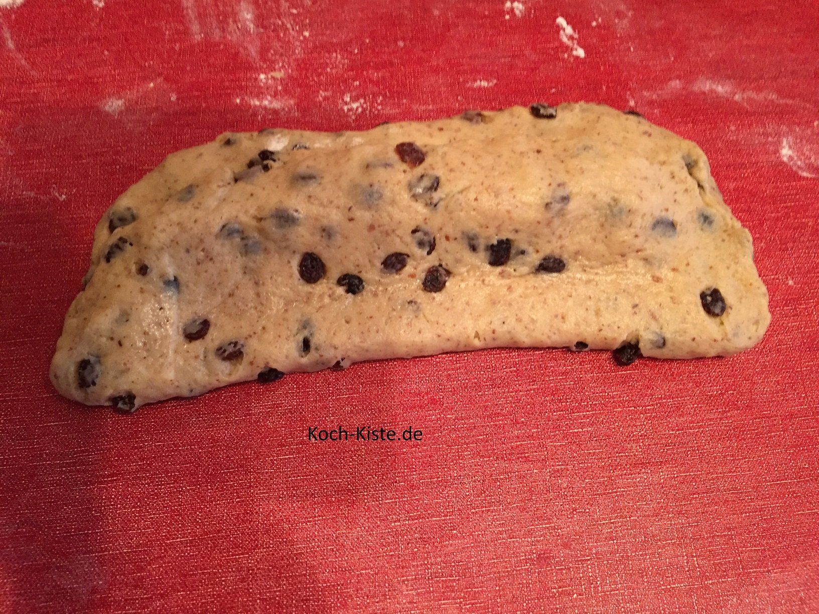 jetzt muss der ausgerollte Teil ganz vorsichtig nach hinten, über den erhöhten Teigteil geklappt werden.