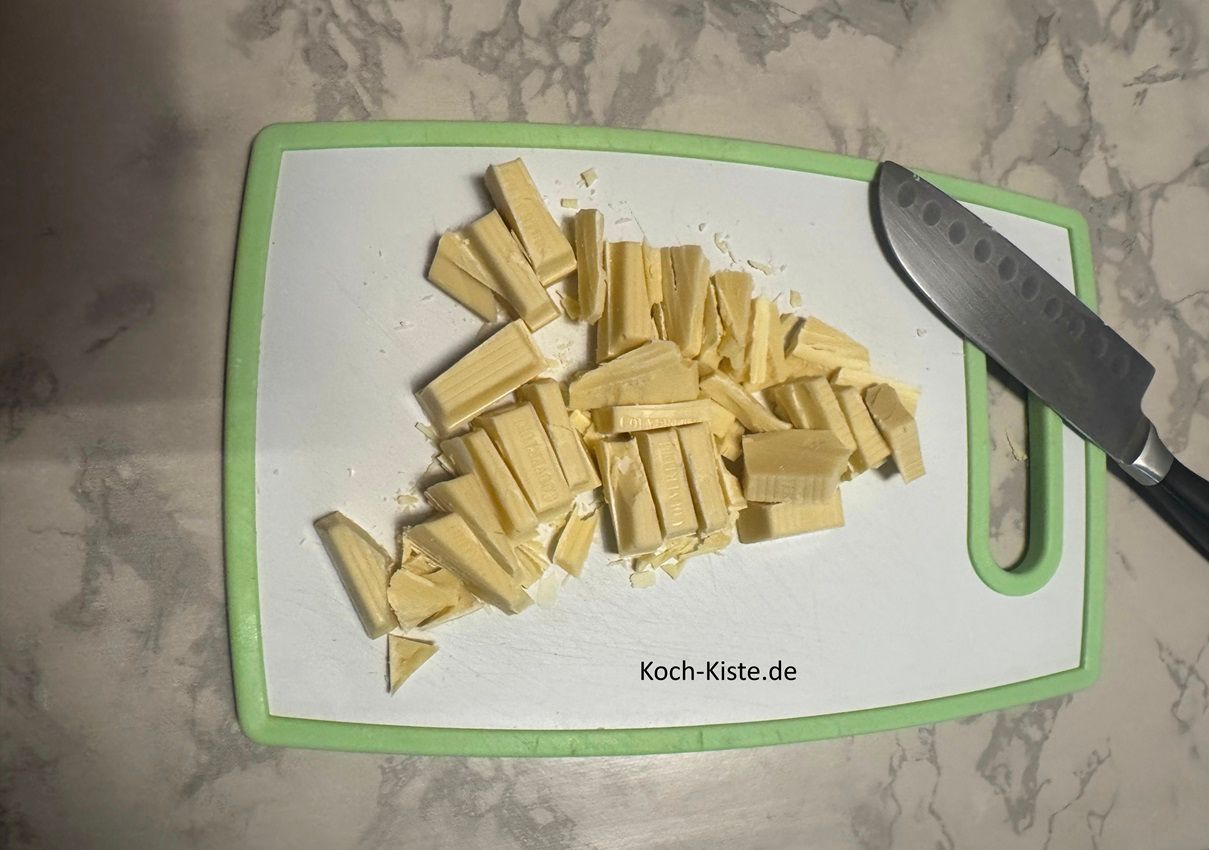 lege die Kuvertüre auf das Schneidebrett und schneide/ breche sie in mehrere Stücke