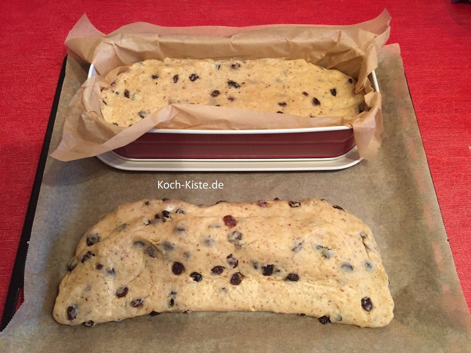 gebe den fertig geformten Stollen auf ein Backpapier belegtes Backblech. Oder gebe die Teigmasse in die Kastenform