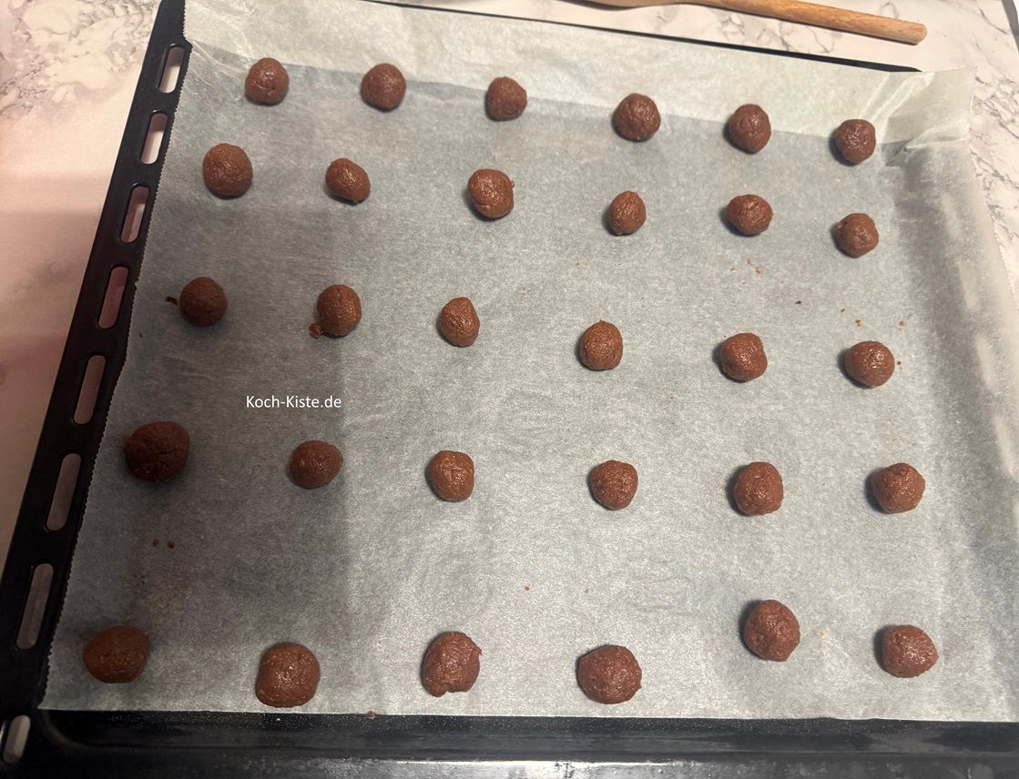 jetzt nehme Dir immer etwas Teig und forme kleine Kugeln, diese legst Du auf das Backblech