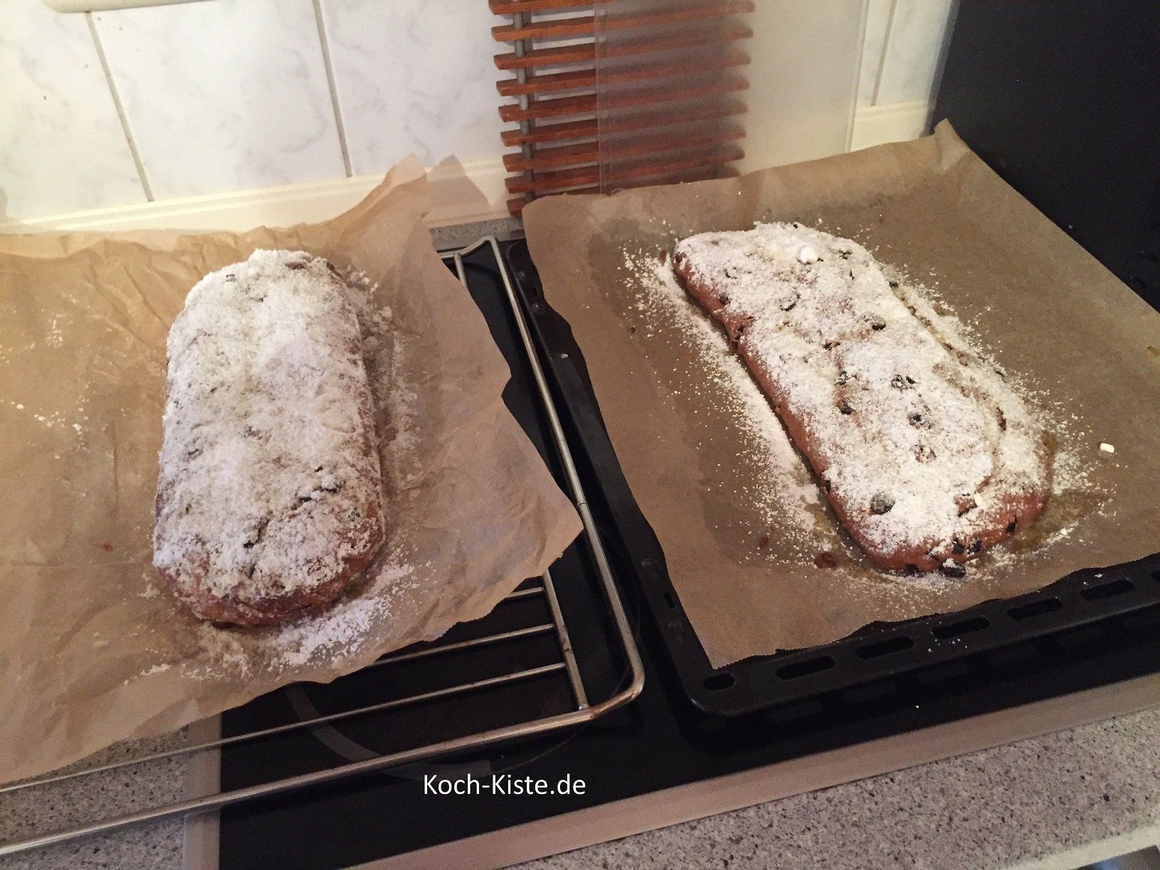 bestreiche den Stollen mit der flüssigen Butter und bestreue ihm mit reichlich Puderzucker